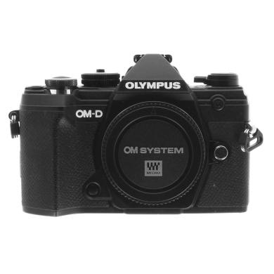 Olympus OM-D E-M5 Mark III con obiettivo M.Zuiko digital 14-42mm EZ nero