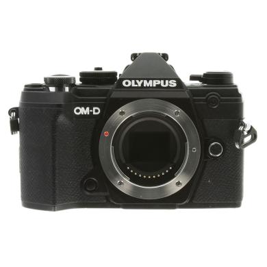 Olympus OM-D E-M5 Mark III con obiettivo M.Zuiko digital 14-42mm EZ nero