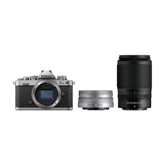 Nikon Z fc con obiettivo Z DX 16-50mm 1:3.5-6.3 VR + Z DX 50-250mm 1:4.5-6.3 VR argento