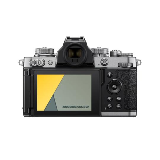 Nikon Z fc con obiettivo Z DX 16-50mm 1:3.5-6.3 VR + Z DX 50-250mm 1:4.5-6.3 VR argento
